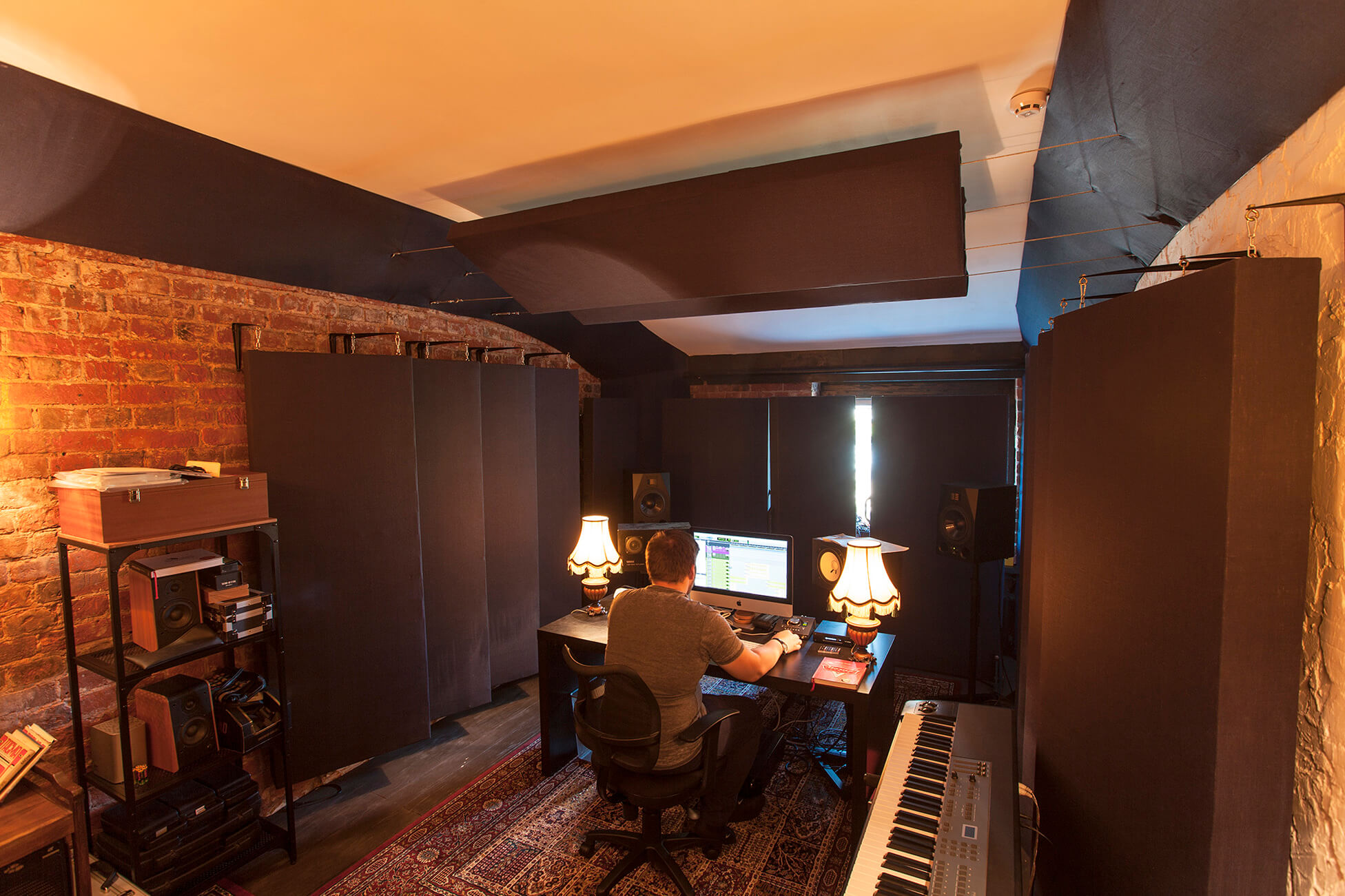 Контрольная комната для прослушивания пост-обработки песни