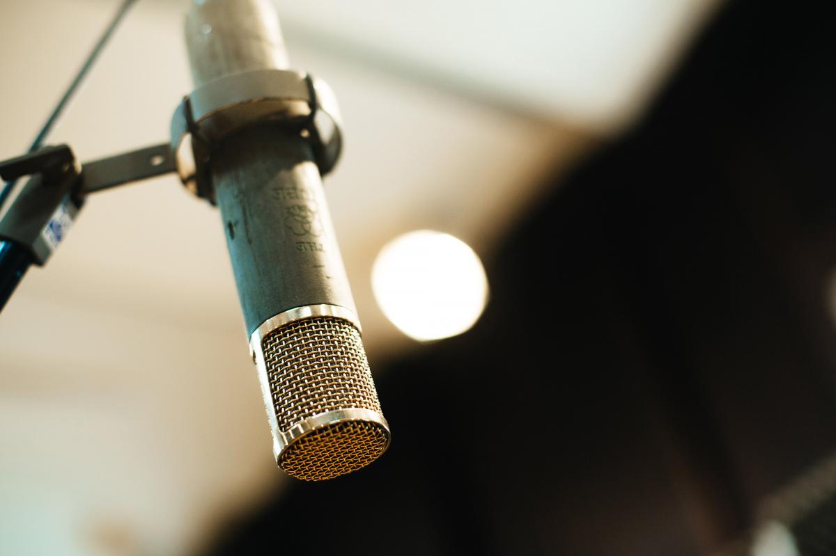 Обзор студийного микрофона AKG C12, который подарил нам песни Friday I'm in Love и Cry Me a River